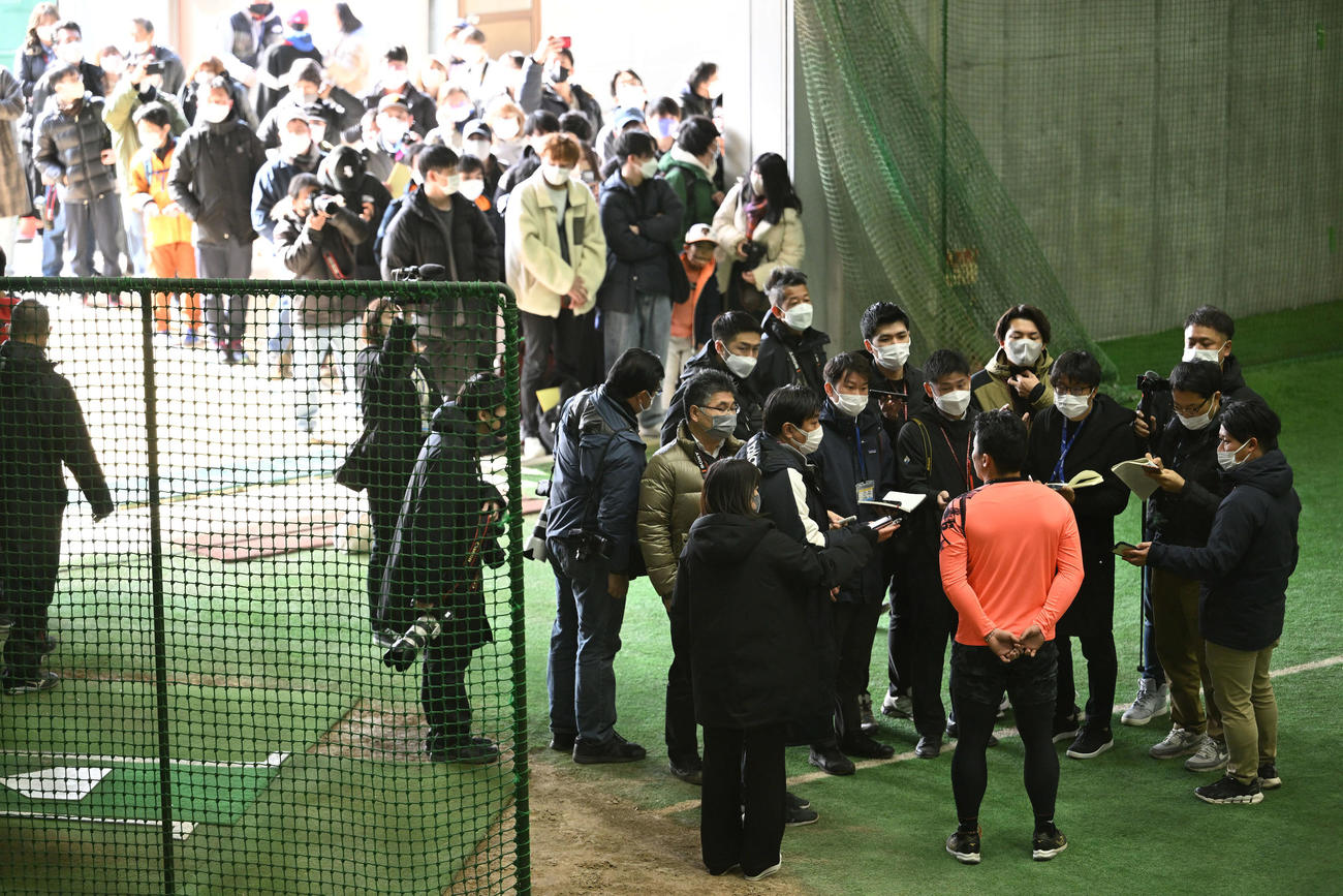 巨人新人合同自主トレで取材を受けるドラフト1位浅野を見ようと集まるファン（撮影・滝沢徹郎）
