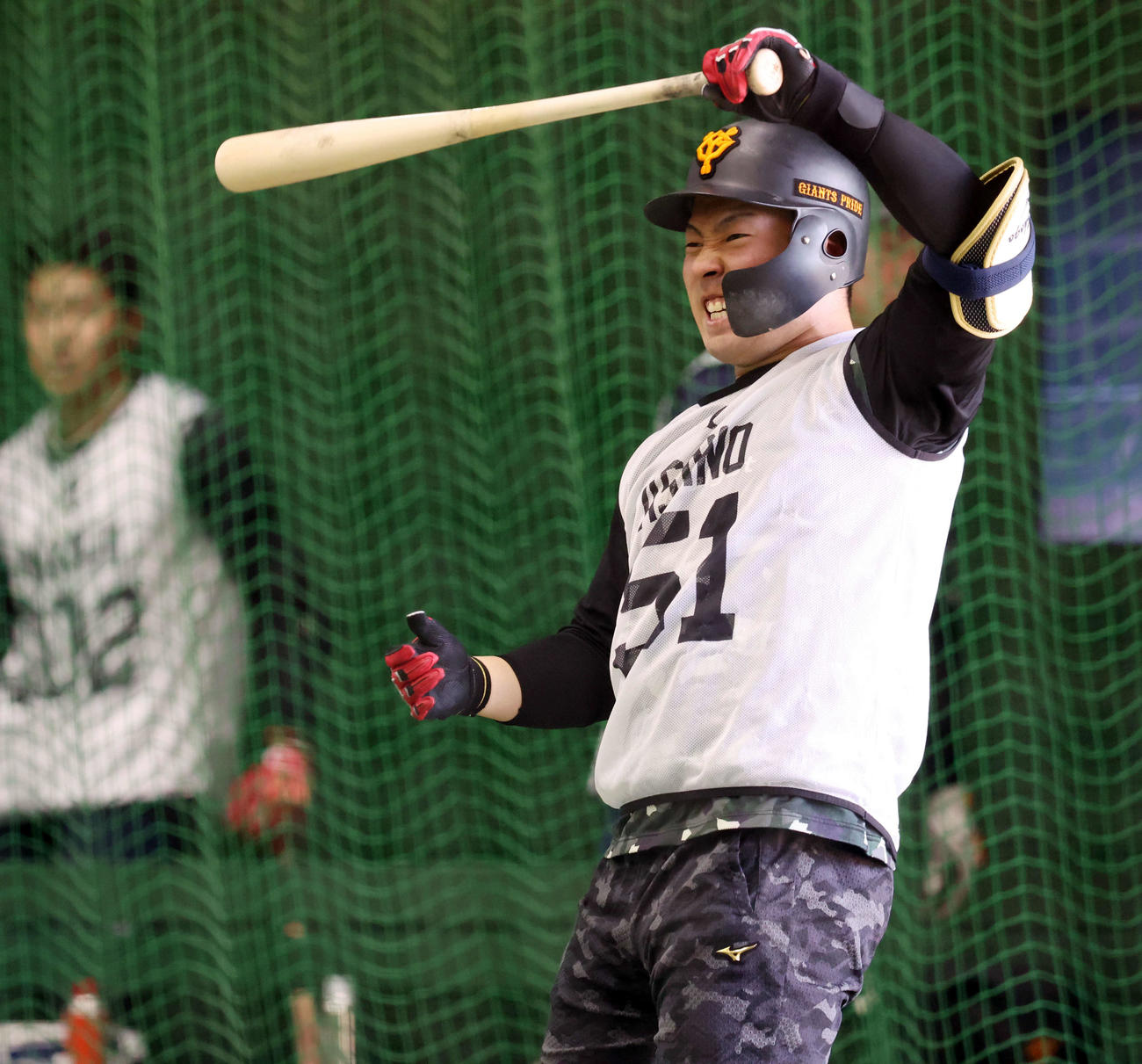 巨人新人合同自主トレで苦い表情のドラフト1位浅野（撮影・宮地輝）