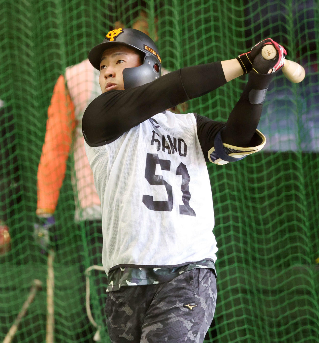 巨人新人合同自主トレで打撃練習するドラフト1位浅野（撮影・宮地輝）