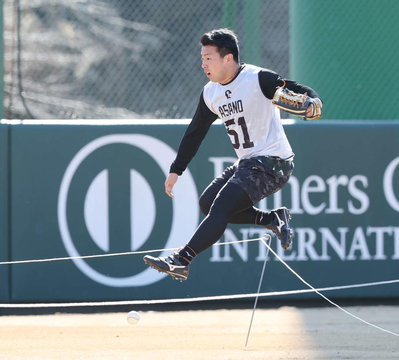巨人新人合同自主トレで軽やかに柵を跳び越えボールを追うドラフト1位浅野（撮影・宮地輝）
