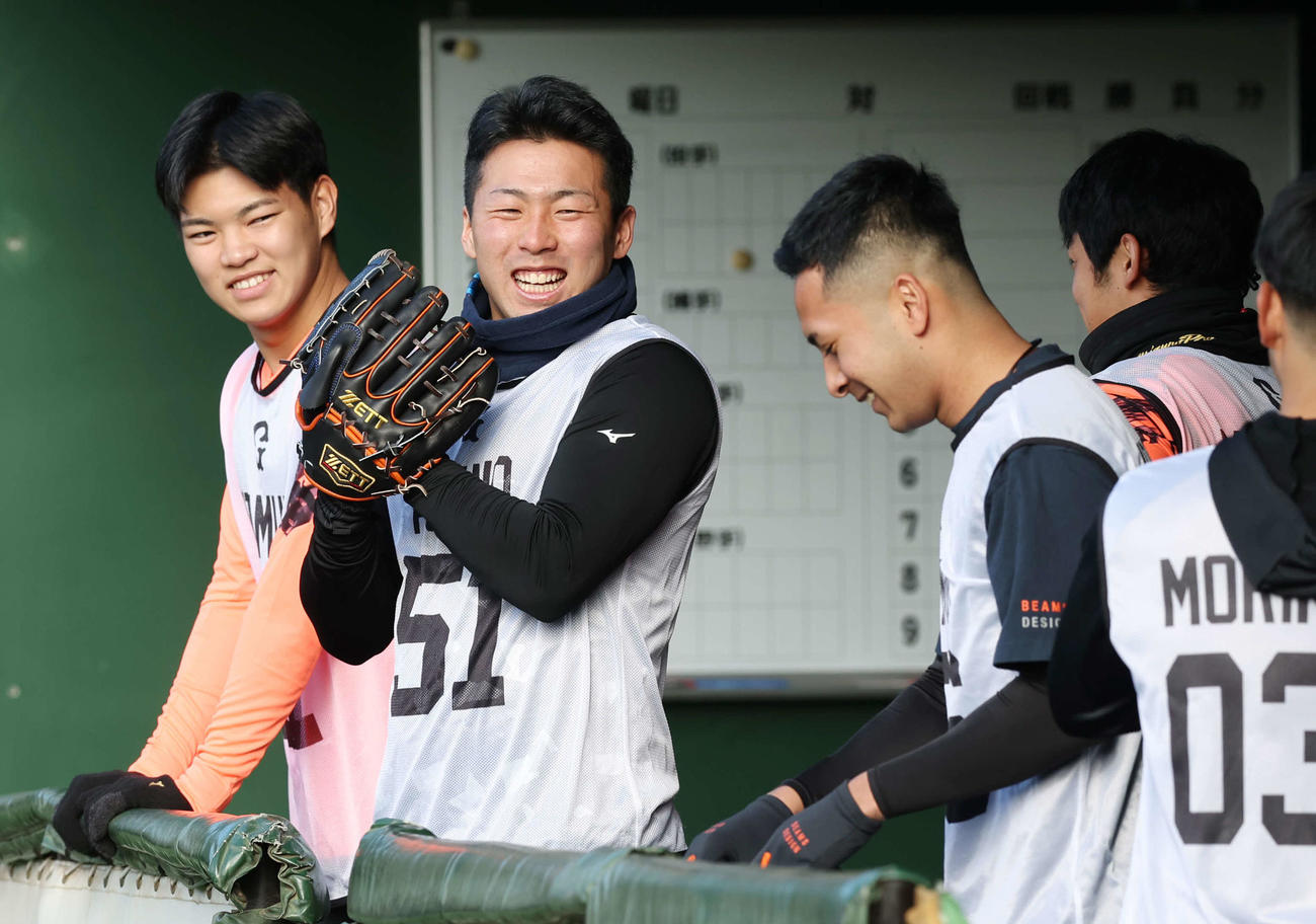巨人新人合同自主トレで笑顔を見せるドラフト1位浅野（左から2人目）ら選手たち（撮影・宮地輝）