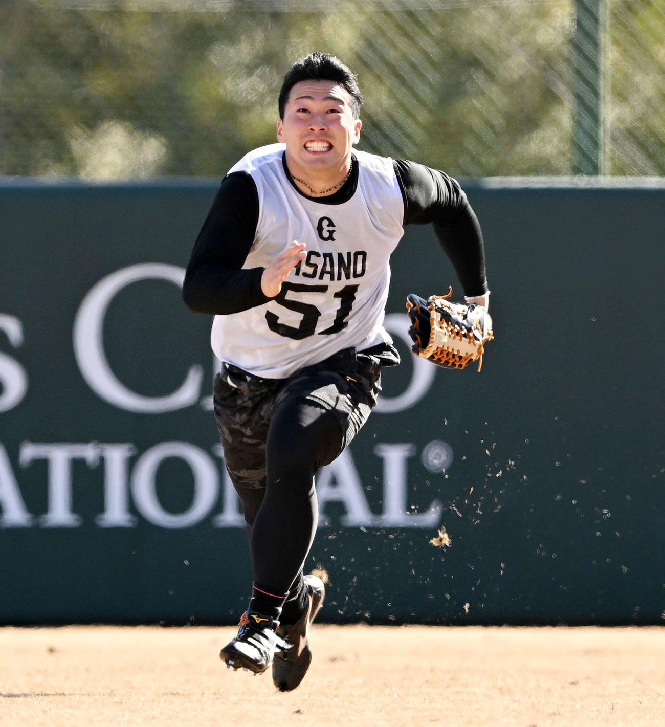 巨人新人合同自主トレの外野ノックでボールを追うドラフト1位浅野（撮影・滝沢徹郎）