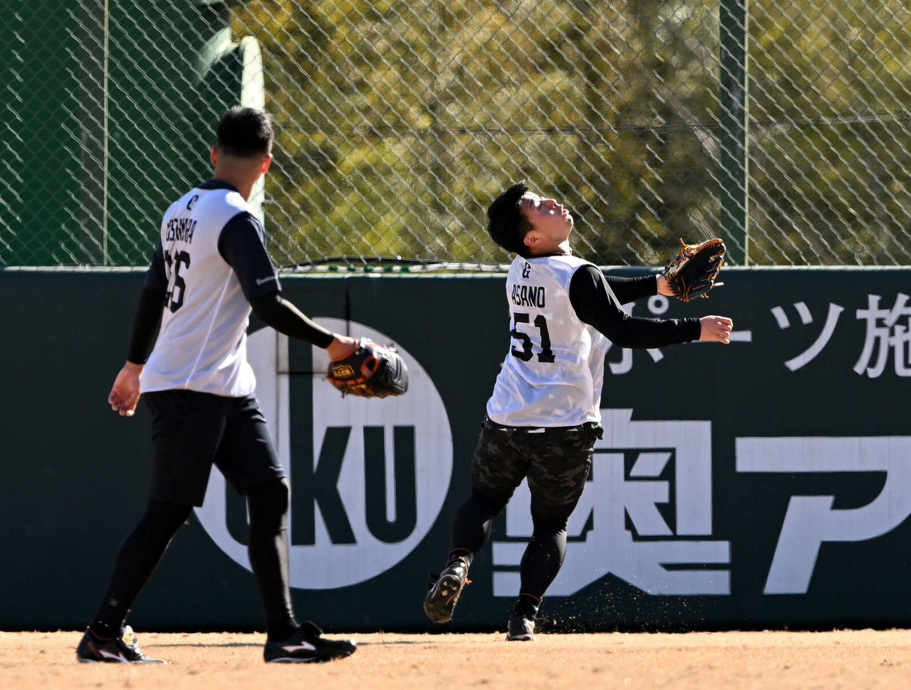 巨人新人合同自主トレの外野ノックでボールを追うドラフト1位浅野（右）（撮影・滝沢徹郎）