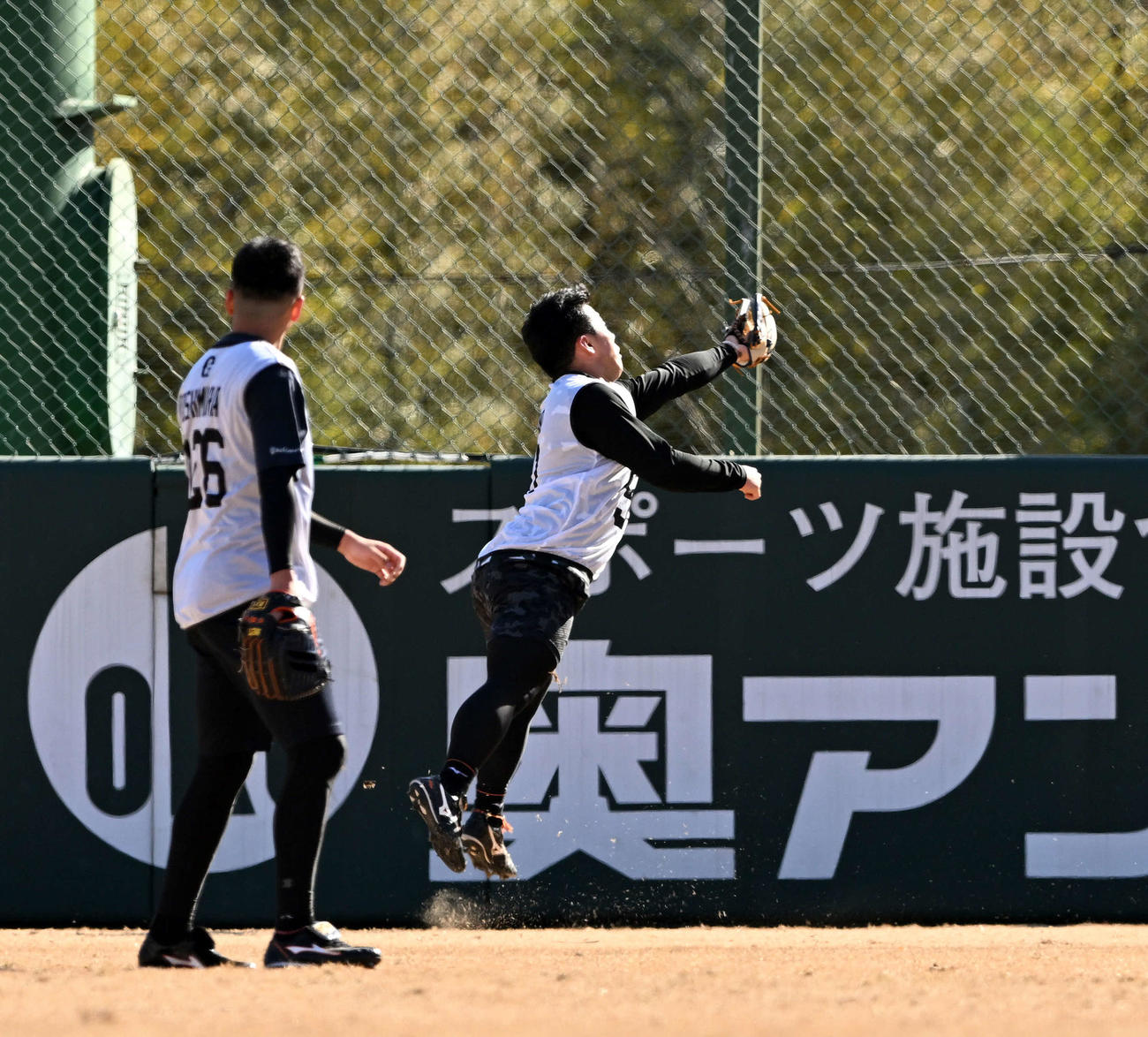巨人新人合同自主トレの外野ノックで好捕するドラフト1位浅野（右）（撮影・滝沢徹郎）