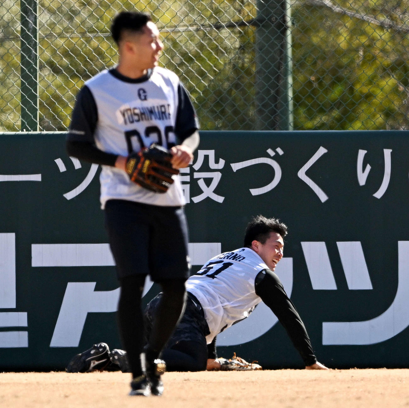 巨人新人合同自主トレの外野ノックで好捕し笑顔を見せるドラフト1位浅野（奥）（撮影・滝沢徹郎）