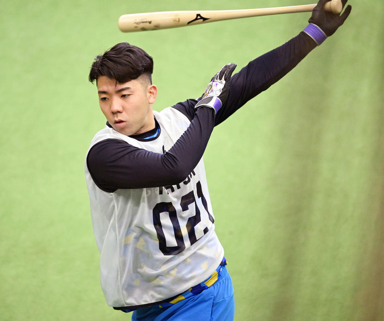 巨人新人合同自主トレでトス打撃する育成1位松井（撮影・滝沢徹郎）