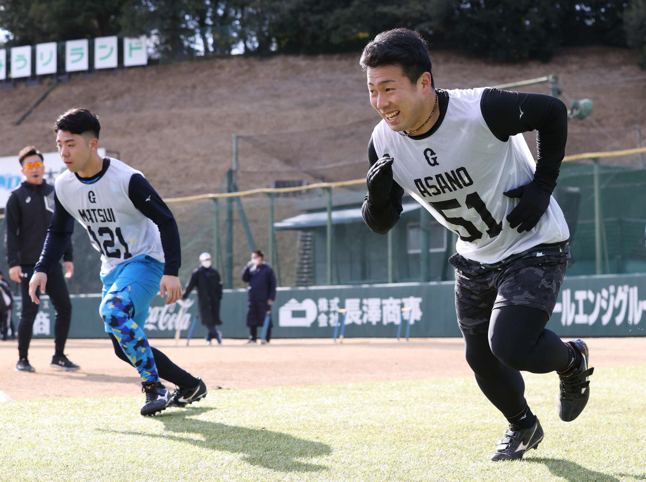 巨人新人合同自主トレで走るドラフト1位浅野。左は育成1位松井（撮影・宮地輝）