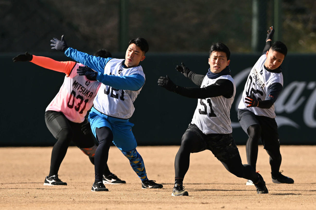 巨人新人合同自主トレでウオーミングアップするドラフト1位浅野（左から3人目）と育成1位松井（同2人目）（撮影・滝沢徹郎）