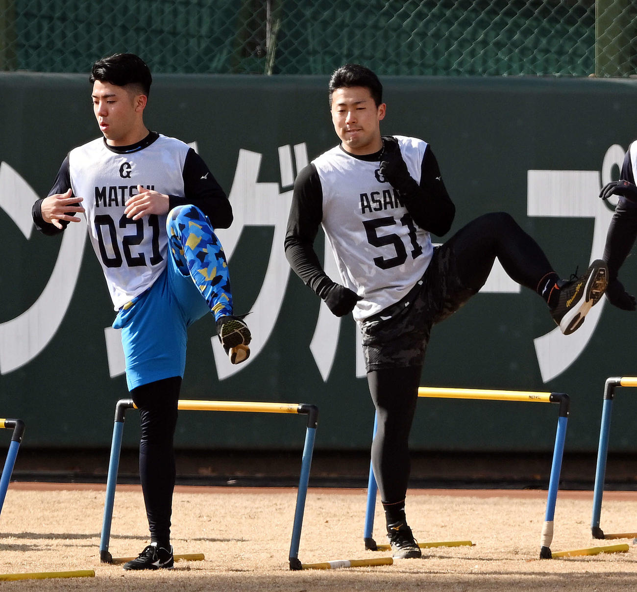 巨人新人合同自主トレで調整するドラフト1位浅野（右）と育成1位松井（撮影・滝沢徹郎）