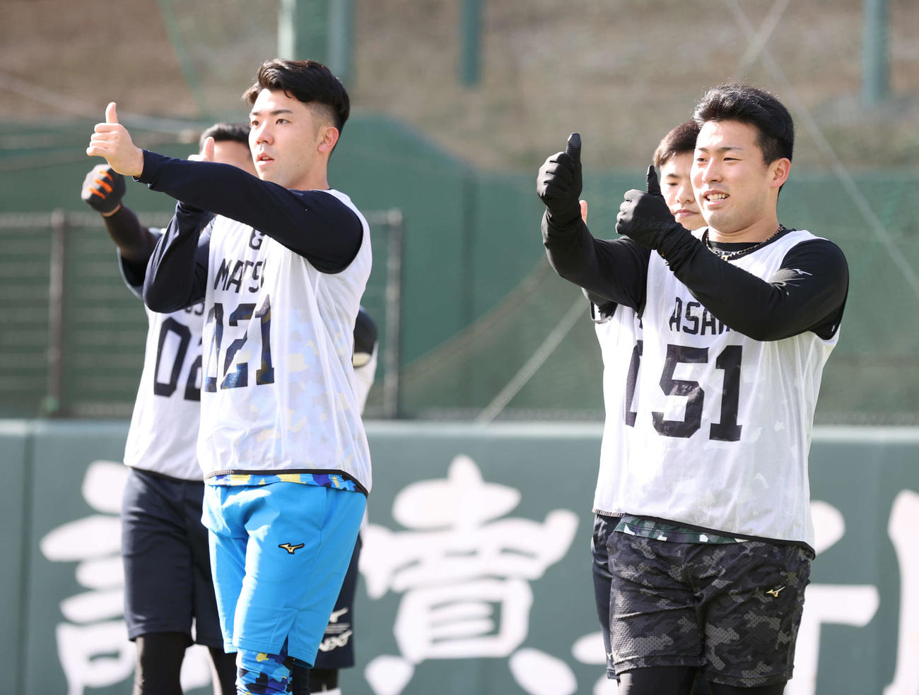 巨人新人合同自主トレで目の運動をする育成1位松井（左）とドラフト1位浅野（撮影・宮地輝）