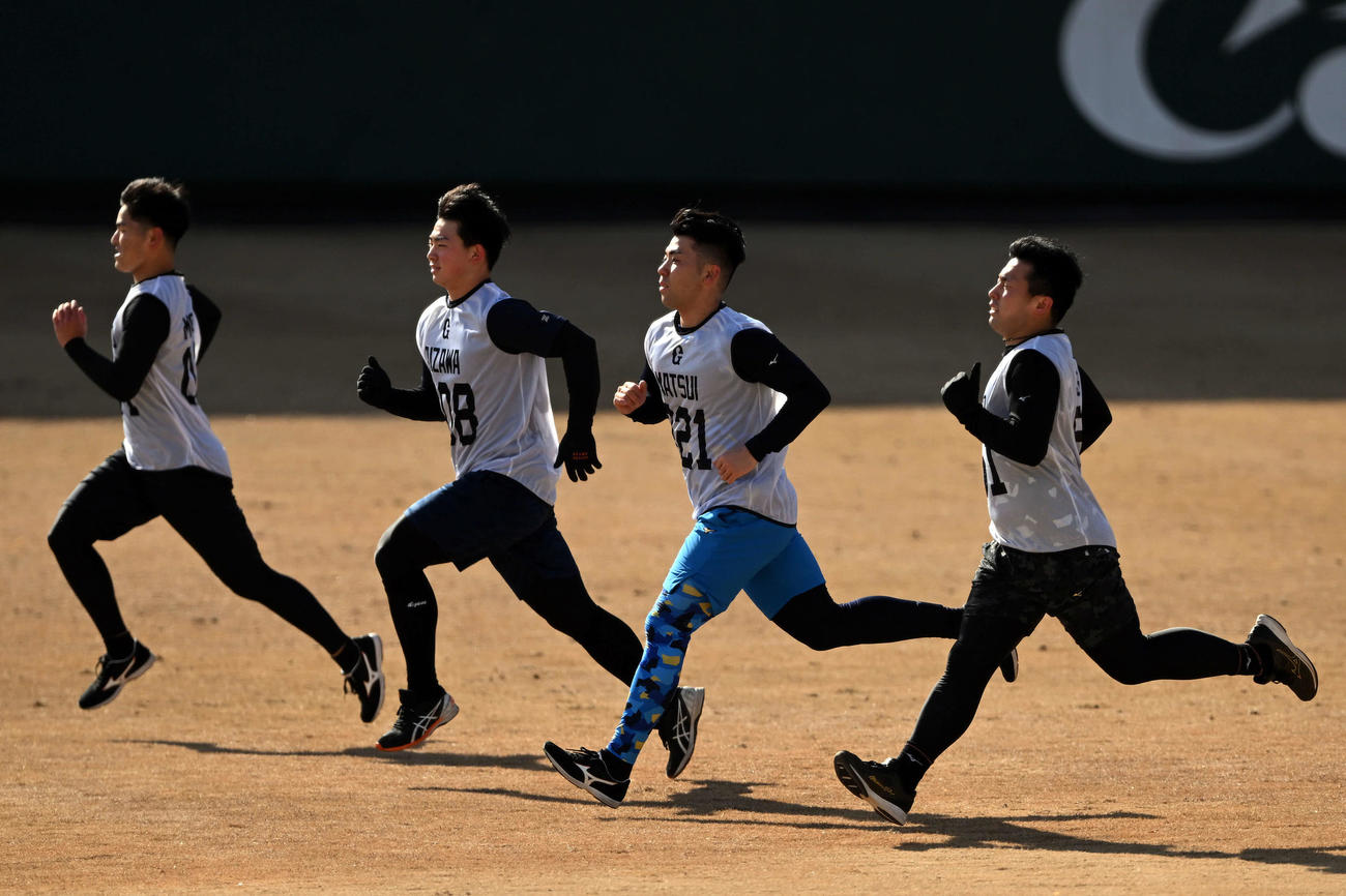 巨人新人合同自主トレで走るドラフト1位浅野（右）。左から育成9位森本、同5位相沢、同1位松井（撮影・滝沢徹郎）