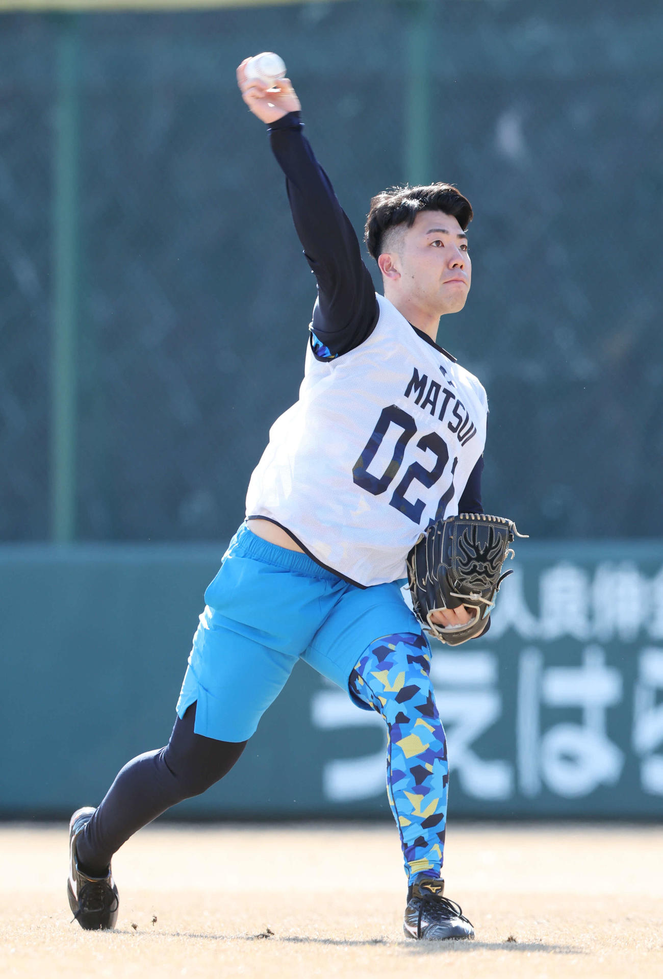 巨人新人合同自主トレでキャッチボールする育成1位松井（撮影・宮地輝）