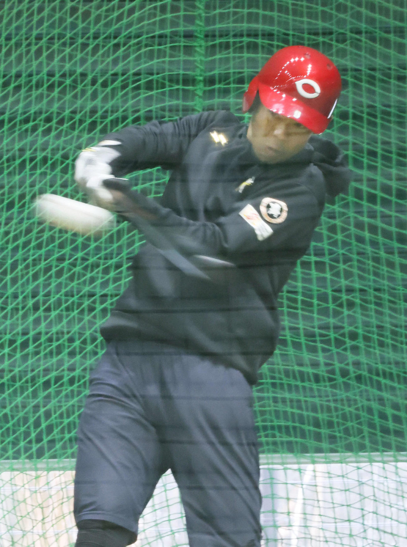 広島合同自主トレ　打撃練習をする秋山（撮影・加藤孝規）