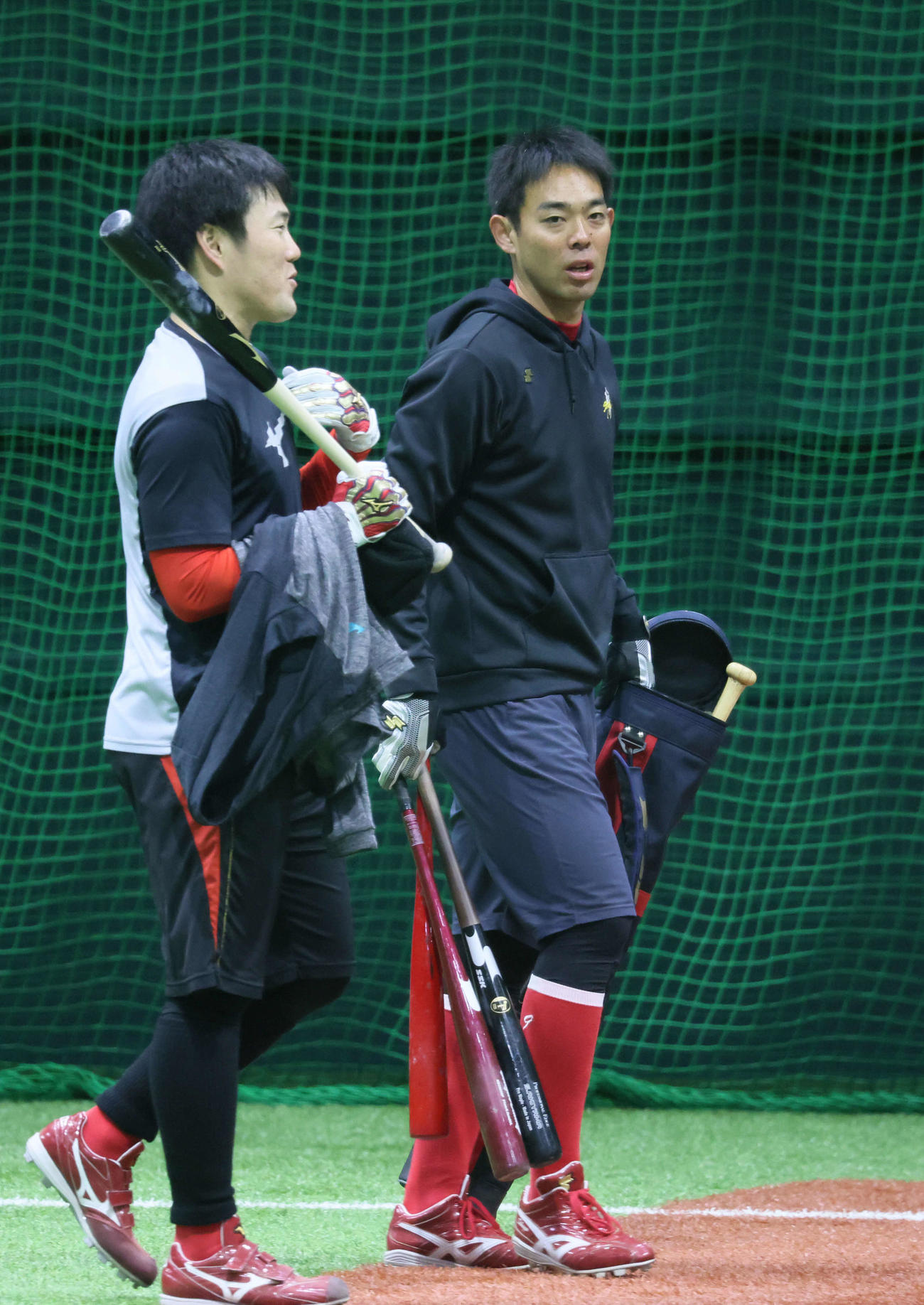 広島合同自主トレ　磯村（左）と話し合う秋山（撮影・加藤孝規）