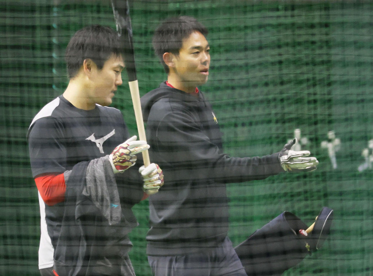 広島合同自主トレ　磯村（左）と話し合う秋山（撮影・加藤孝規）