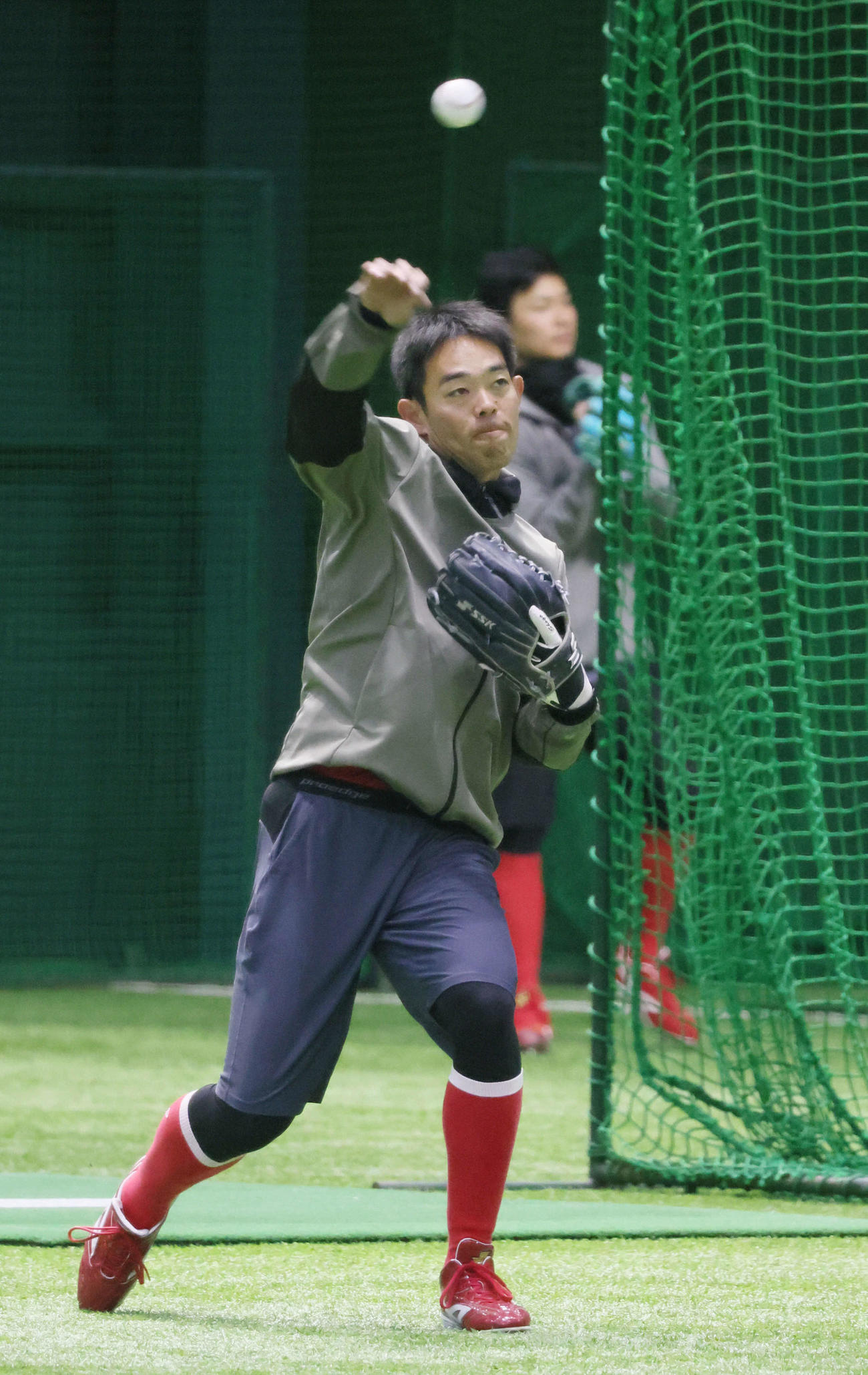 広島合同自主トレ　キャッチボールをする秋山（撮影・加藤孝規）