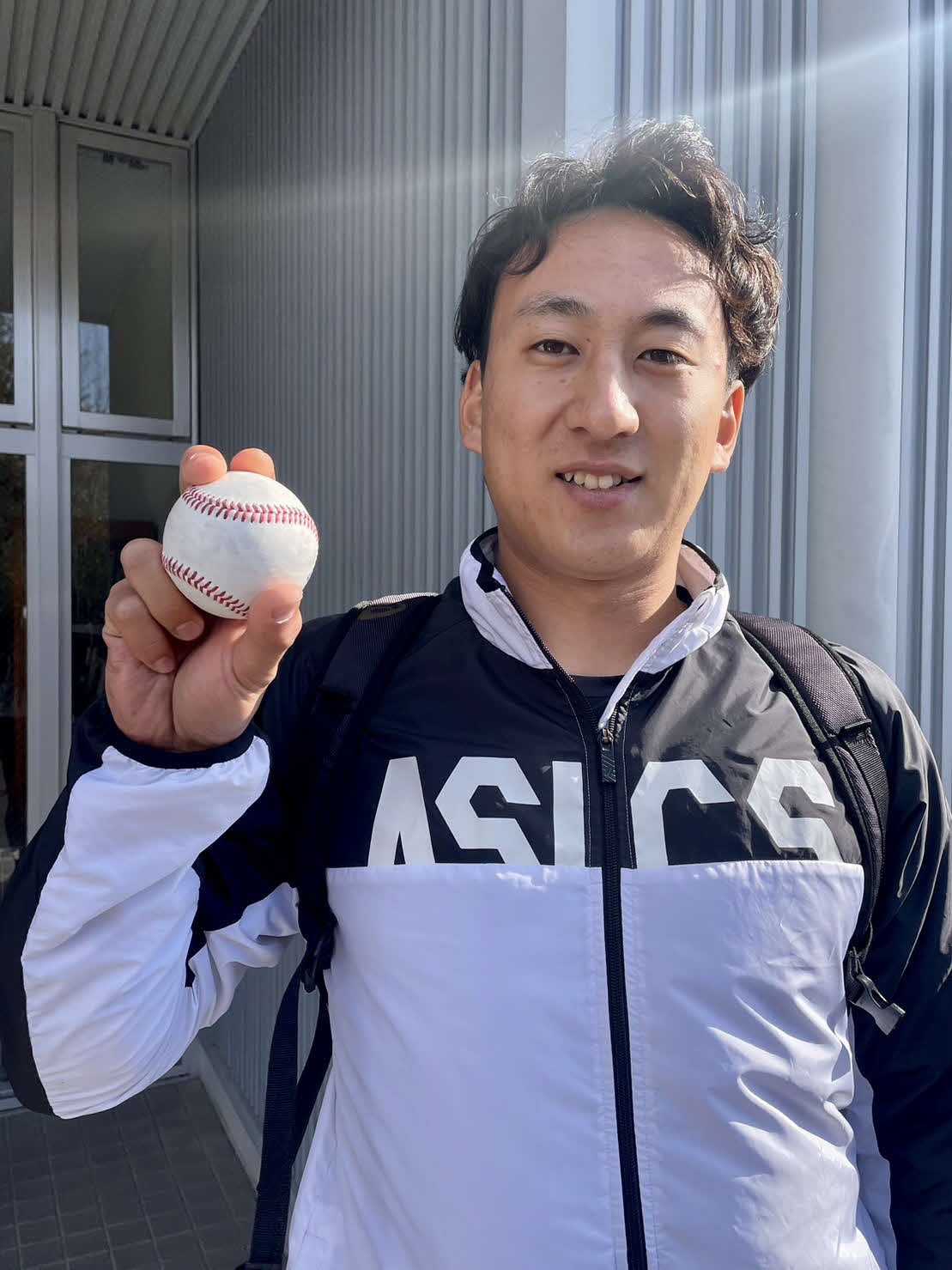 自主トレの合間に笑顔を見せる楽天高田孝（楽天野球団提供）