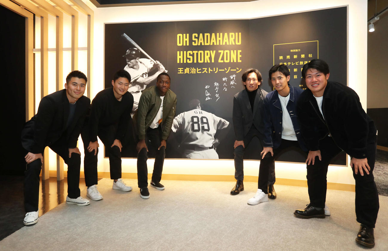 王貞治ベースボールミュージアムを訪れた左から松本晴、生海、イヒネ、大津、大野、吉田（撮影・屋方直哉）