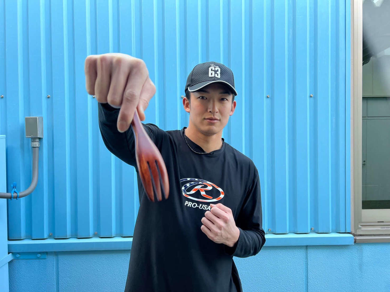 突き刺さるようなフォークボールをイメージしフォークを手にするオリックス山崎颯