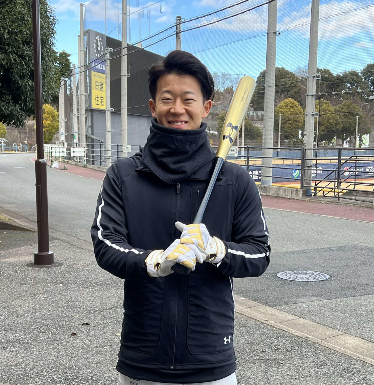 練習用の黄金バットとおそろいの打撃グローブでポーズを取る日本ハム矢沢（撮影・中島宙恵）