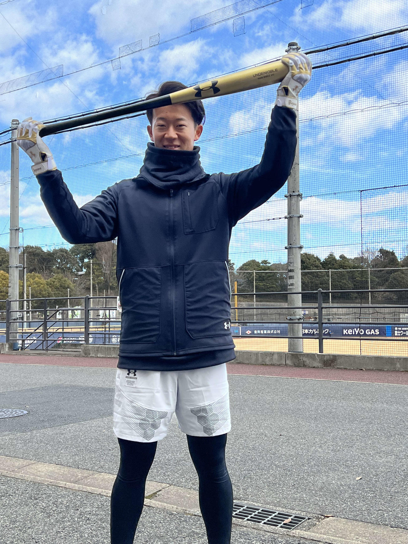 練習用の黄金バットを掲げる日本ハム矢沢（撮影・中島宙恵）