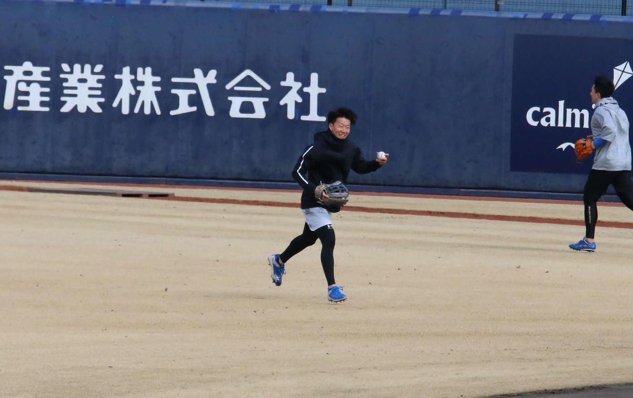 新人合同自主トレで外野ノックを受ける日本ハム矢沢（撮影・中島宙恵）