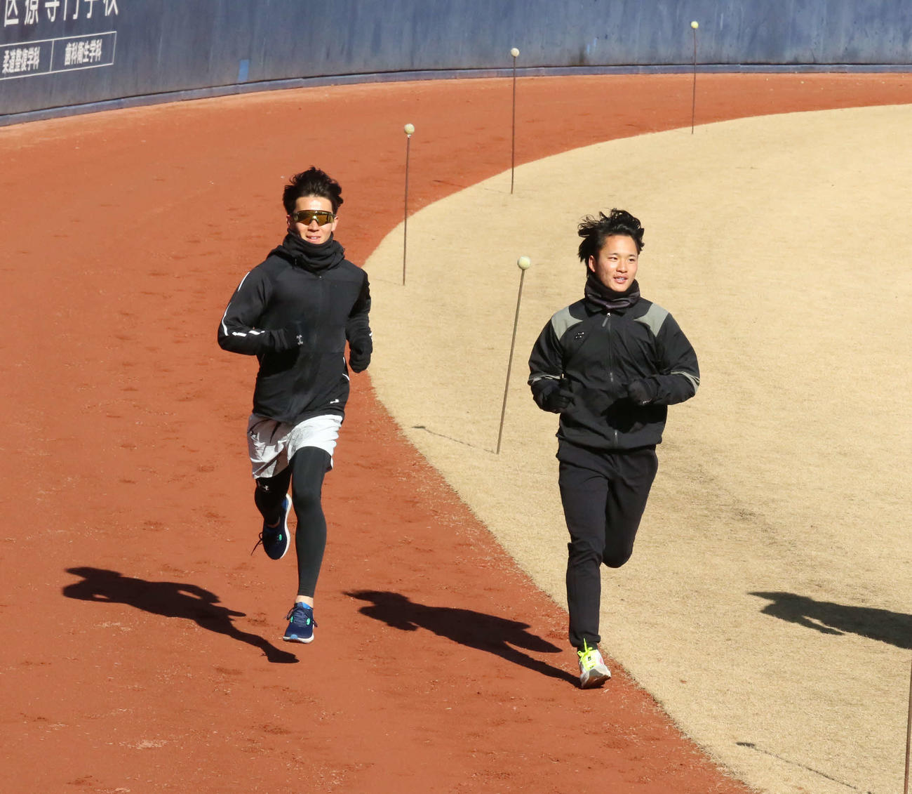 新人合同自主トレでランメニューをこなす日本ハム奈良間（右）と矢沢（撮影・中島宙恵）