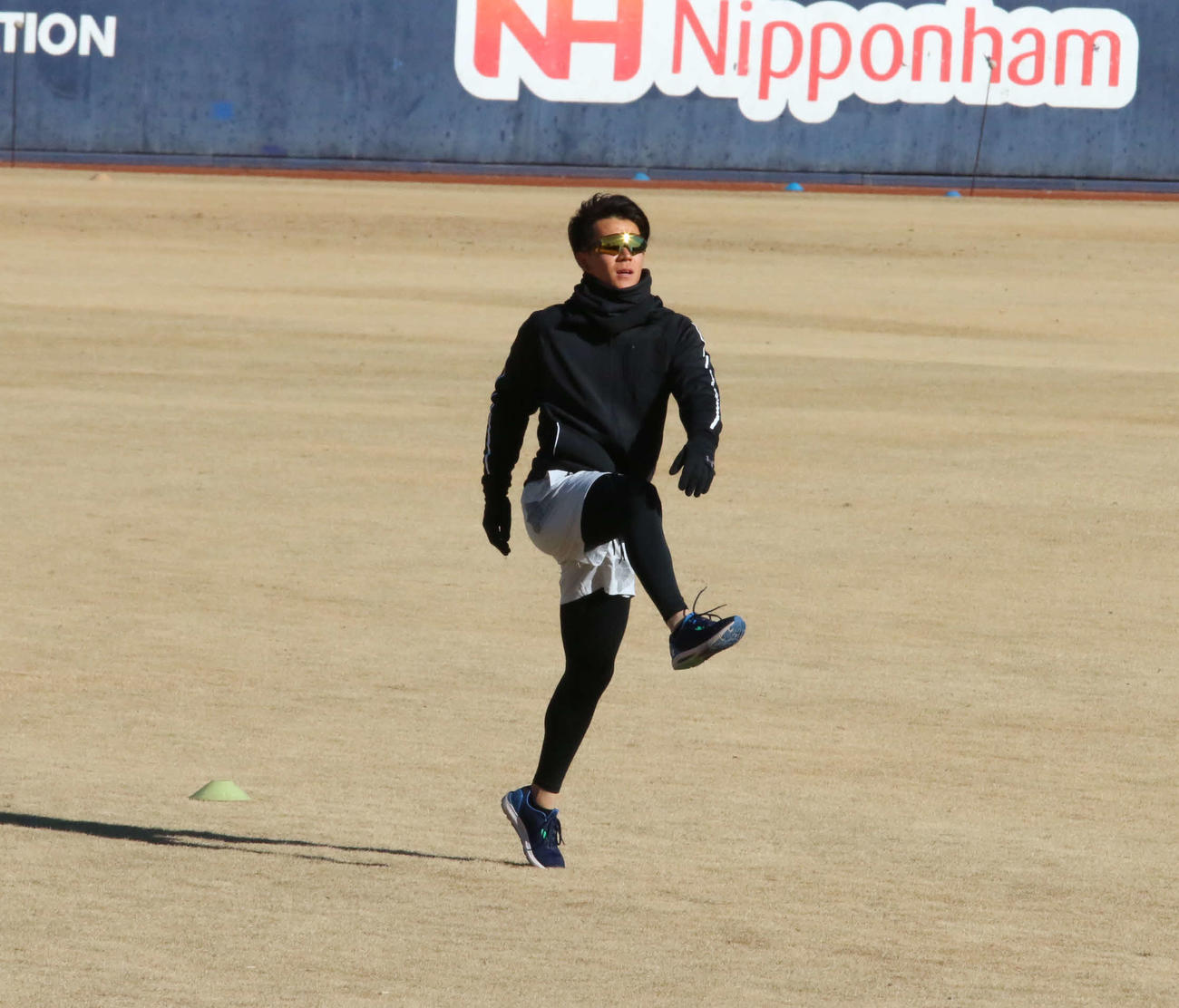 新人合同自主トレでアップを行う日本ハム矢沢（撮影・中島宙恵）