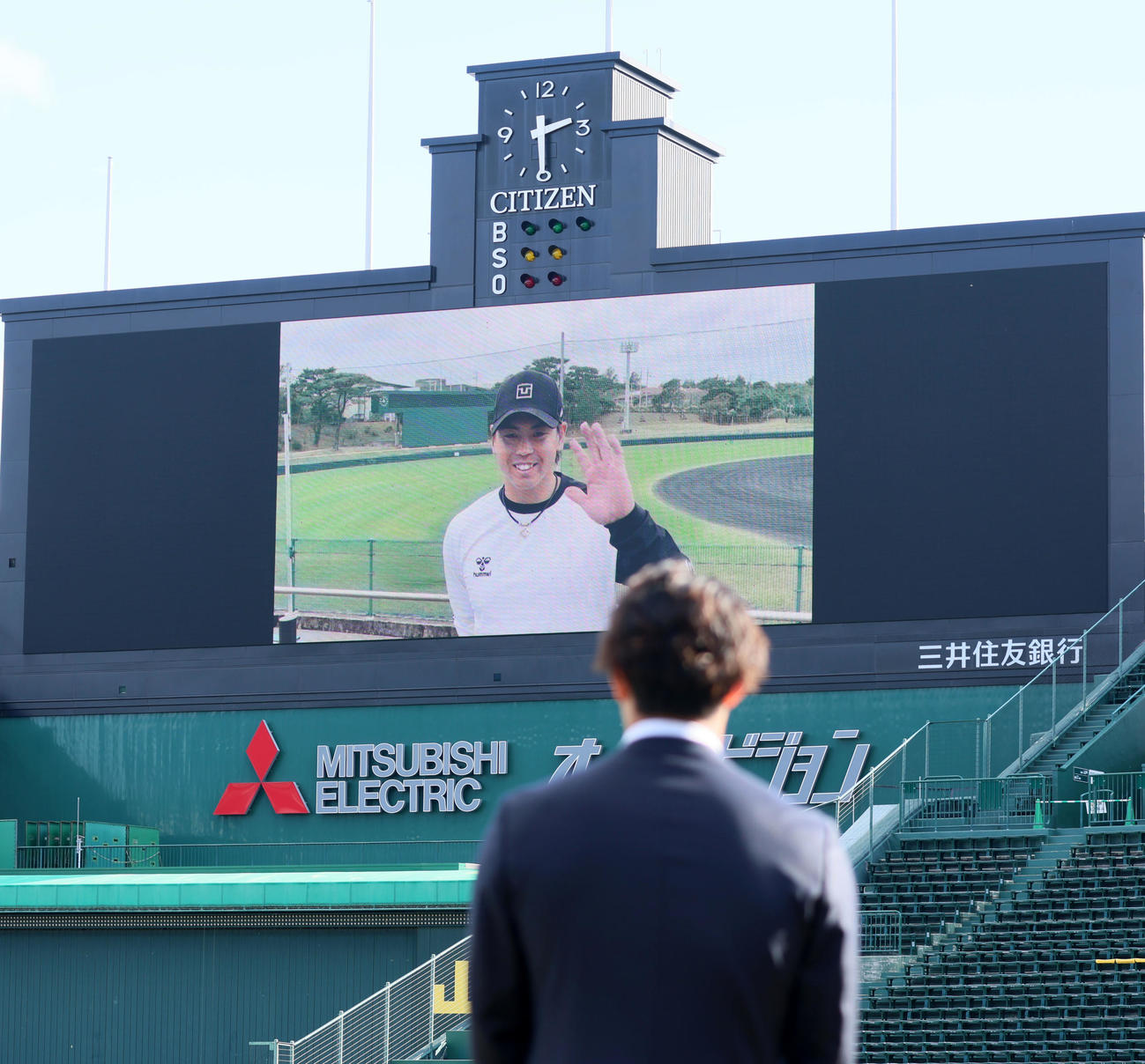 ポスティング移籍会見にサプライズでコメントを寄せた梅野。手前は藤浪（撮影・加藤哉）