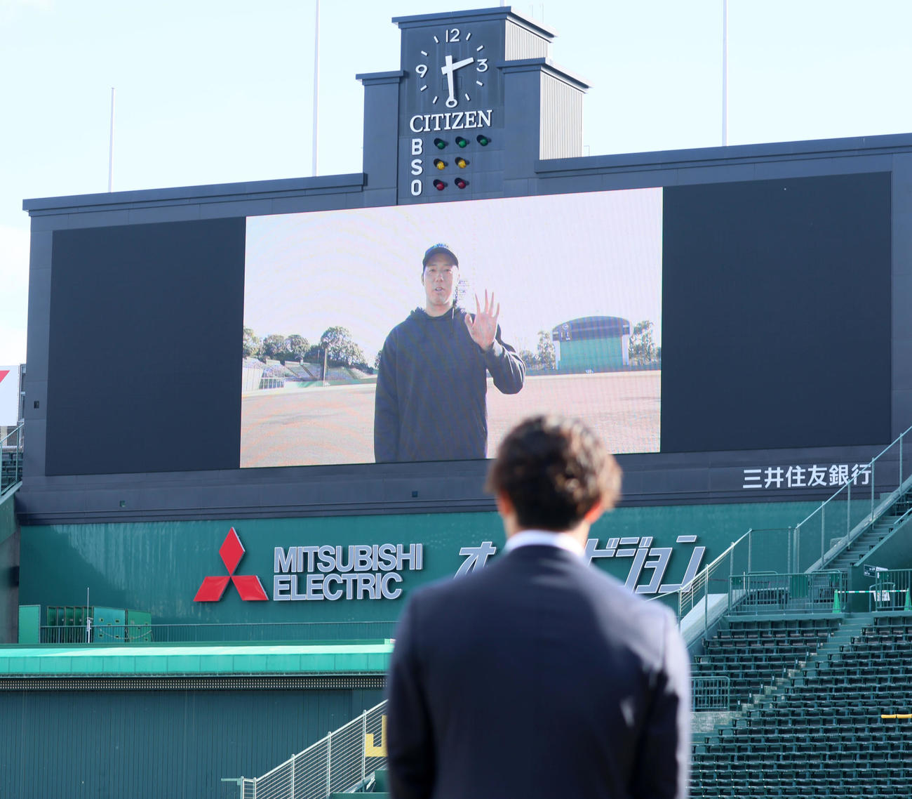 ポスティング移籍会見にサプライズでコメントを寄せた青柳。手前は藤浪（撮影・加藤哉）