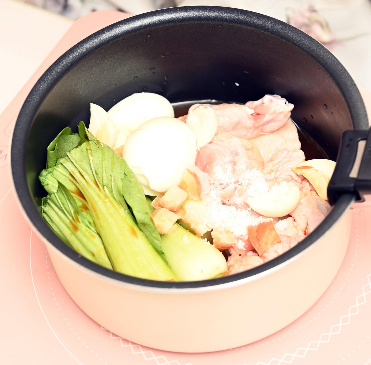 調味料と食材を入れた鍋