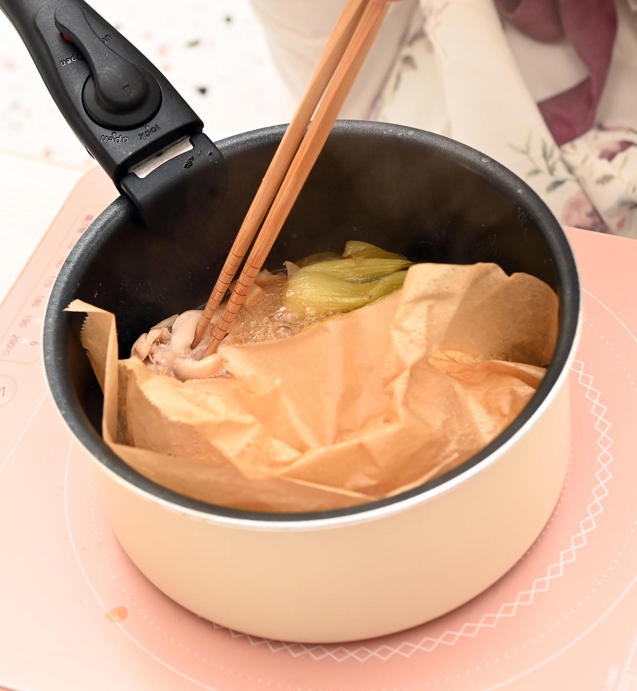 調味料と食材を入れ落とし蓋（クッキングペーパー）で味をしみこませながら煮ます