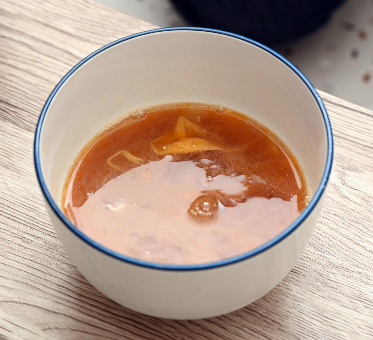 残った汁に卵を落として良くかき混ぜたら、穴をお箸で細かく開けたラップをしてレンジへ