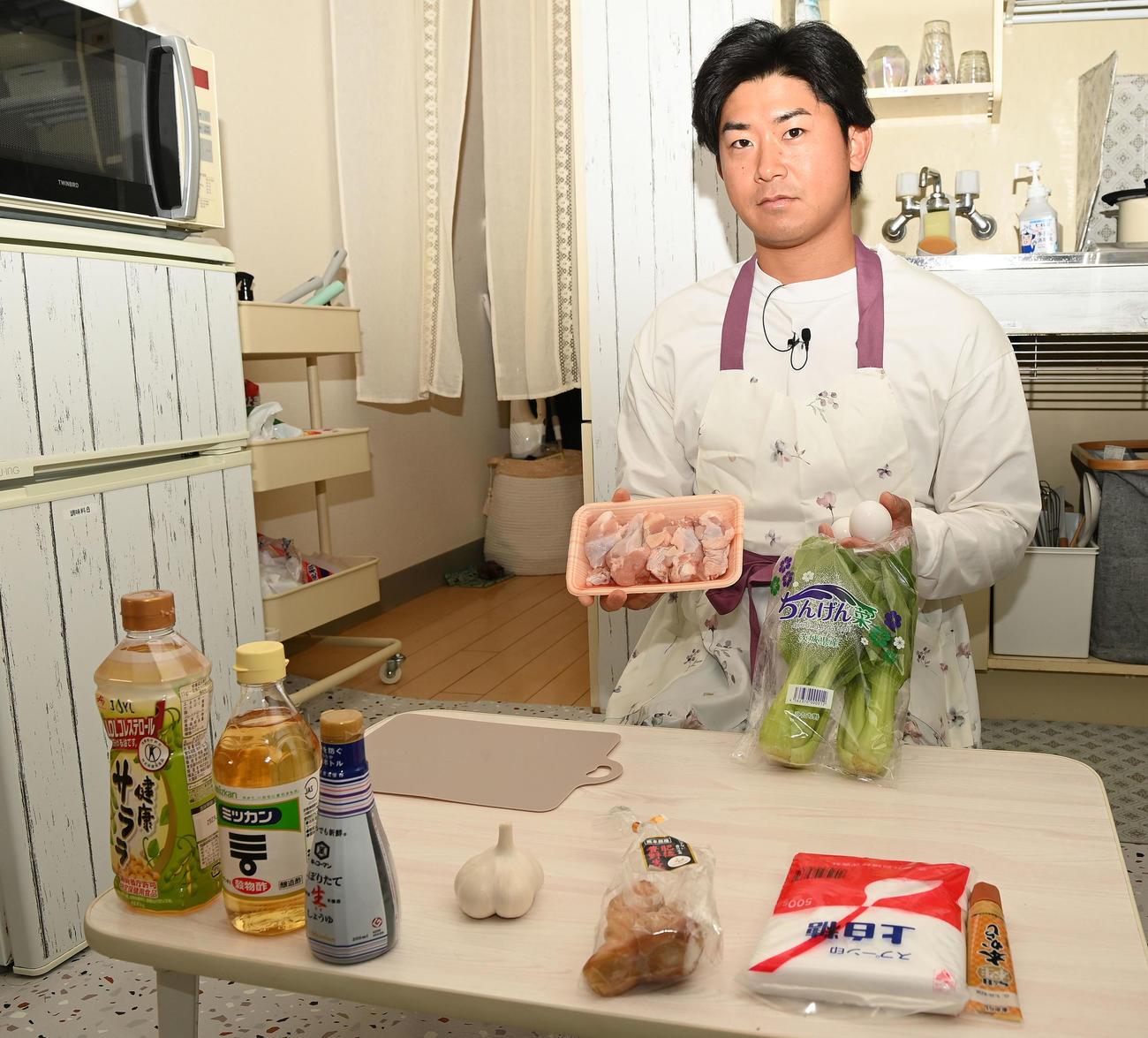 食材を見せるDeNA今永