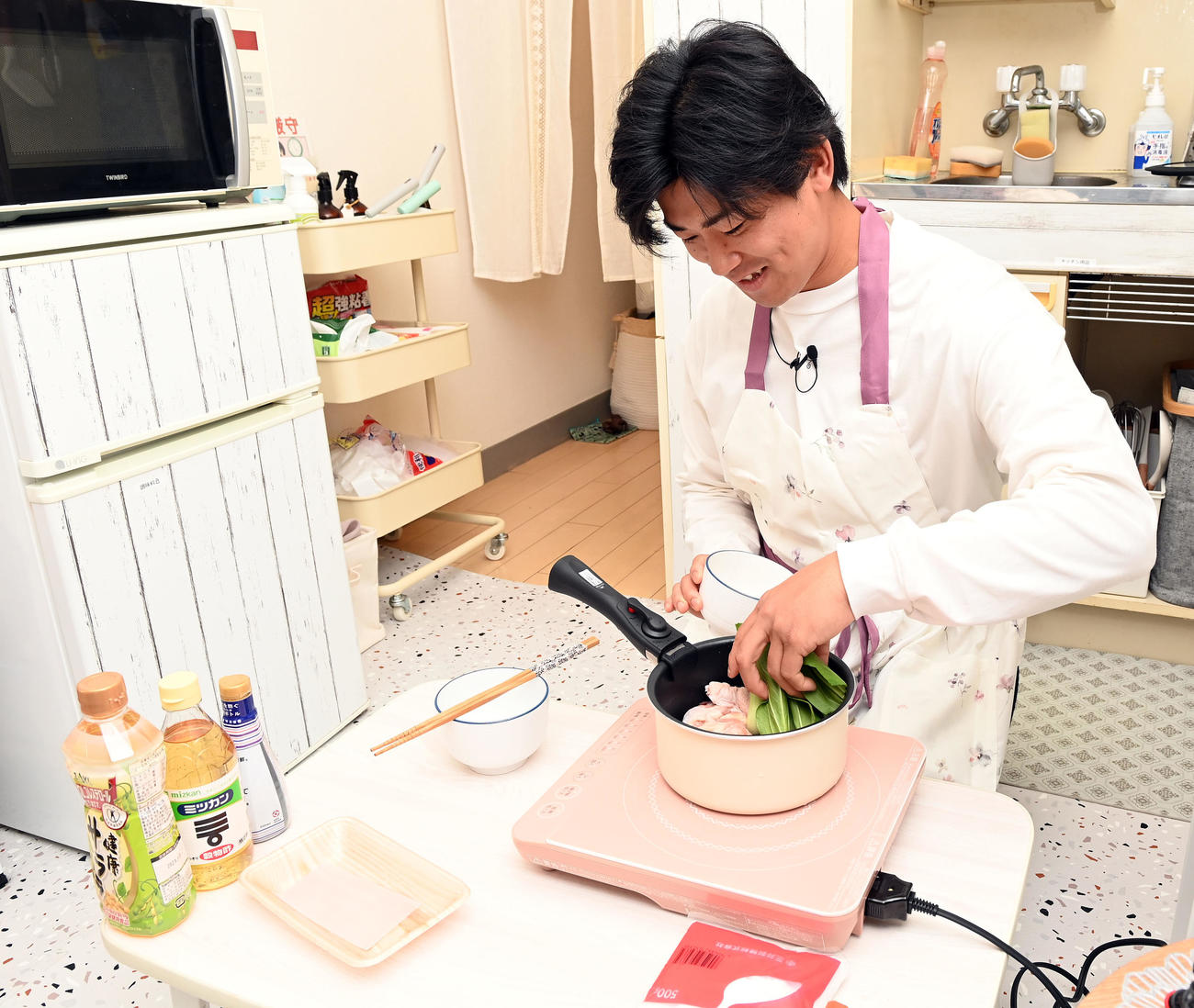 食材を切り鍋に入れるDeNA今永