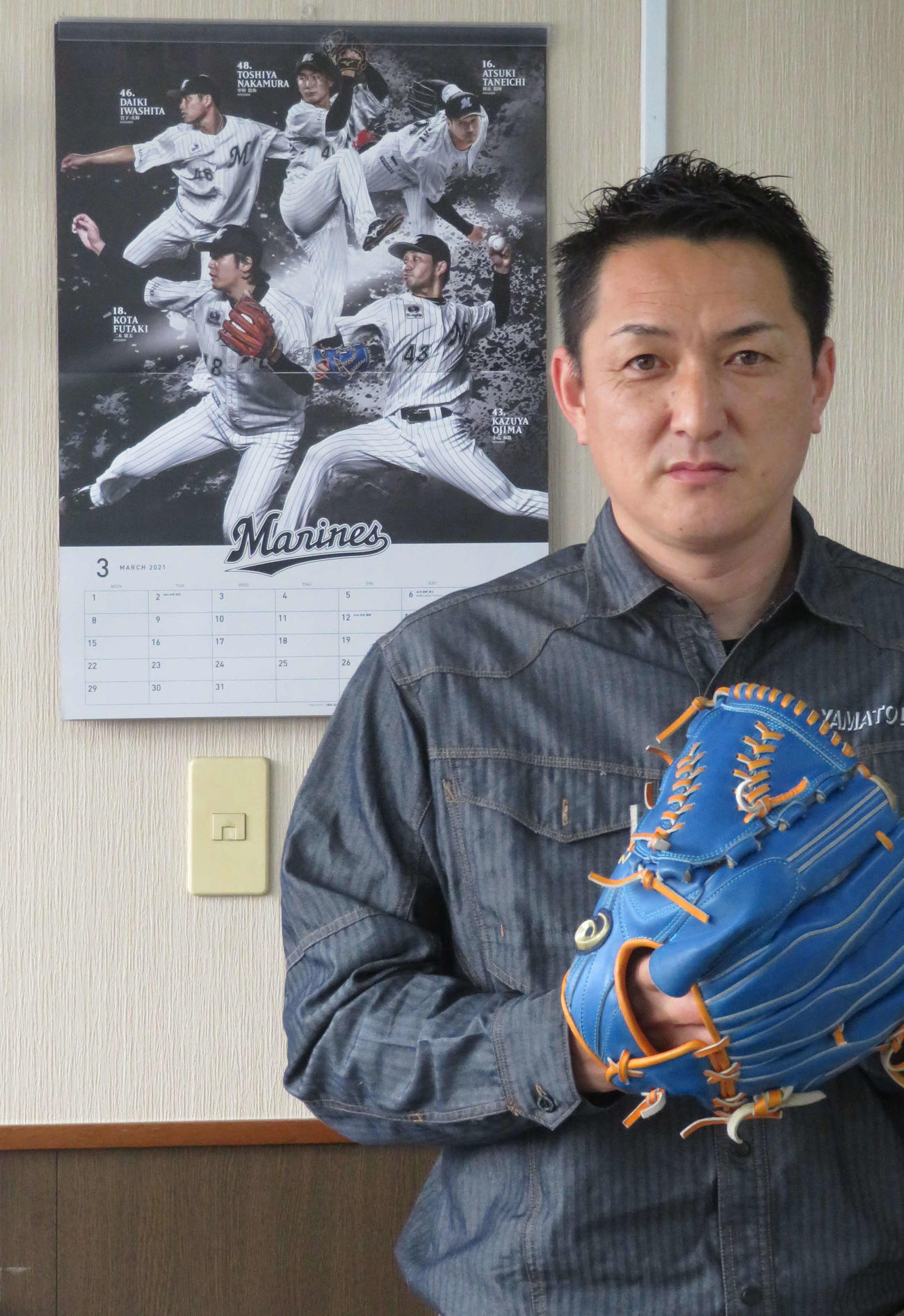 ロッテ小島のグラブを型付けする渋沢孝郎さん