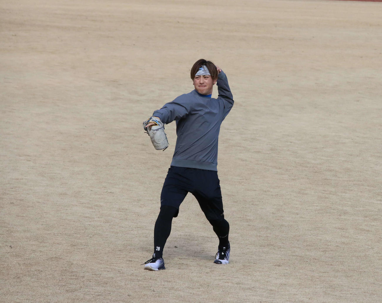 自主トレでキャッチボールを行う日本ハム河野（撮影・中島宙恵）
