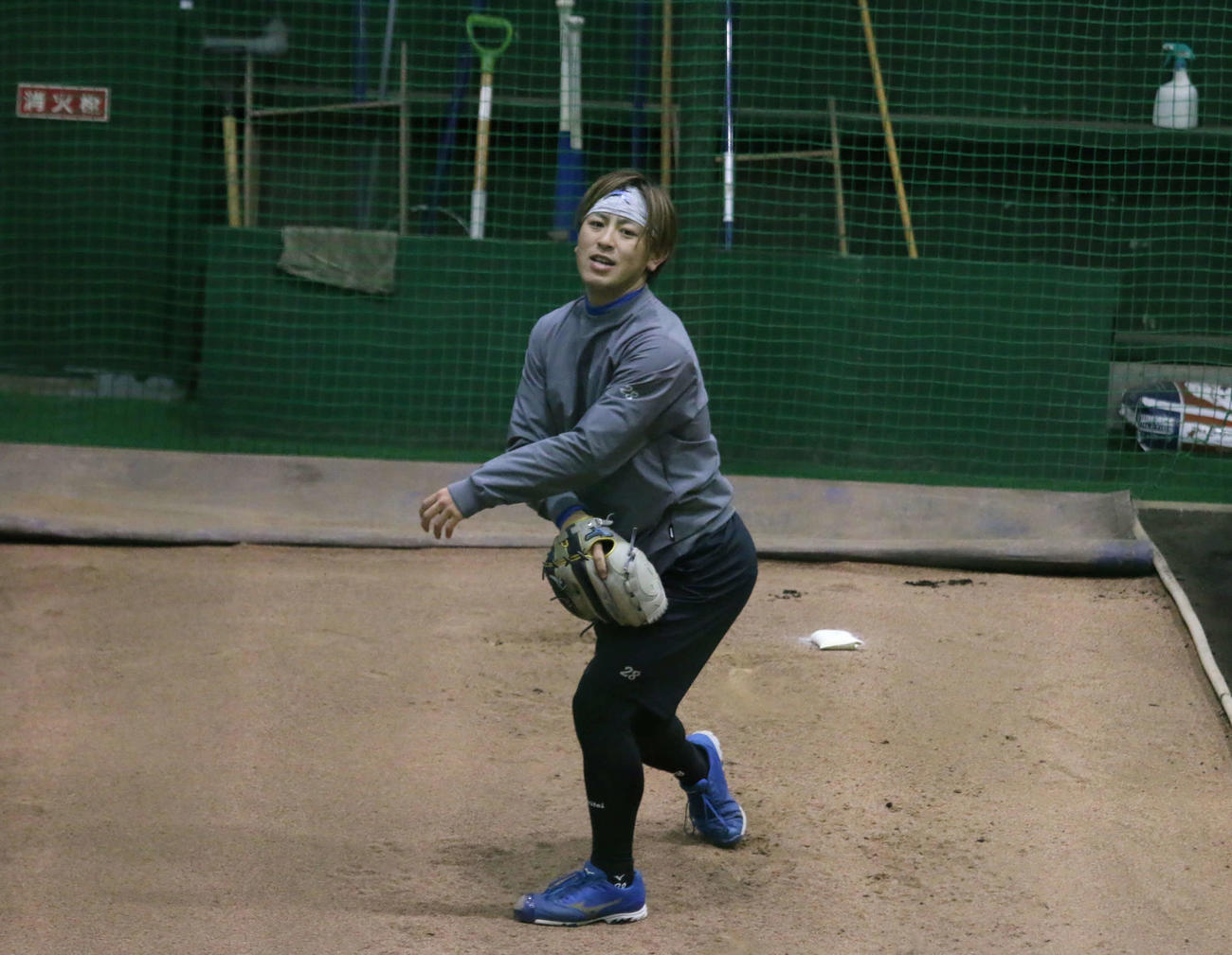 ブルペン投球で笑顔を見せる日本ハム河野（撮影・中島宙恵）