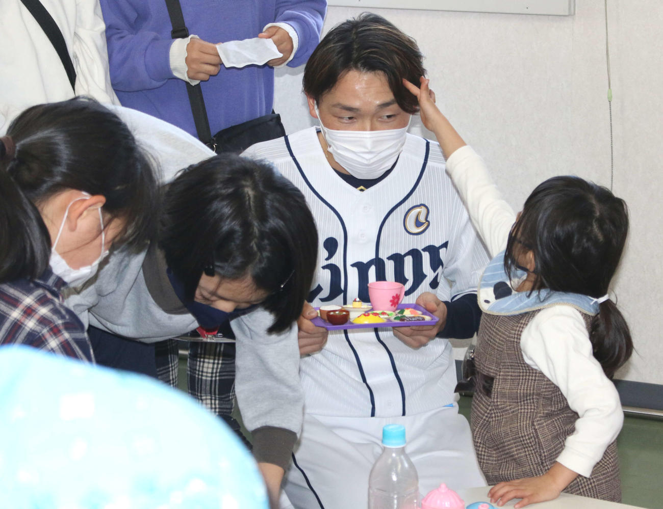 埼玉・所沢にあるコミュニティ広場「すずかめ」を訪問して子どもたちとふれあった西武源田（撮影・木下大輔）