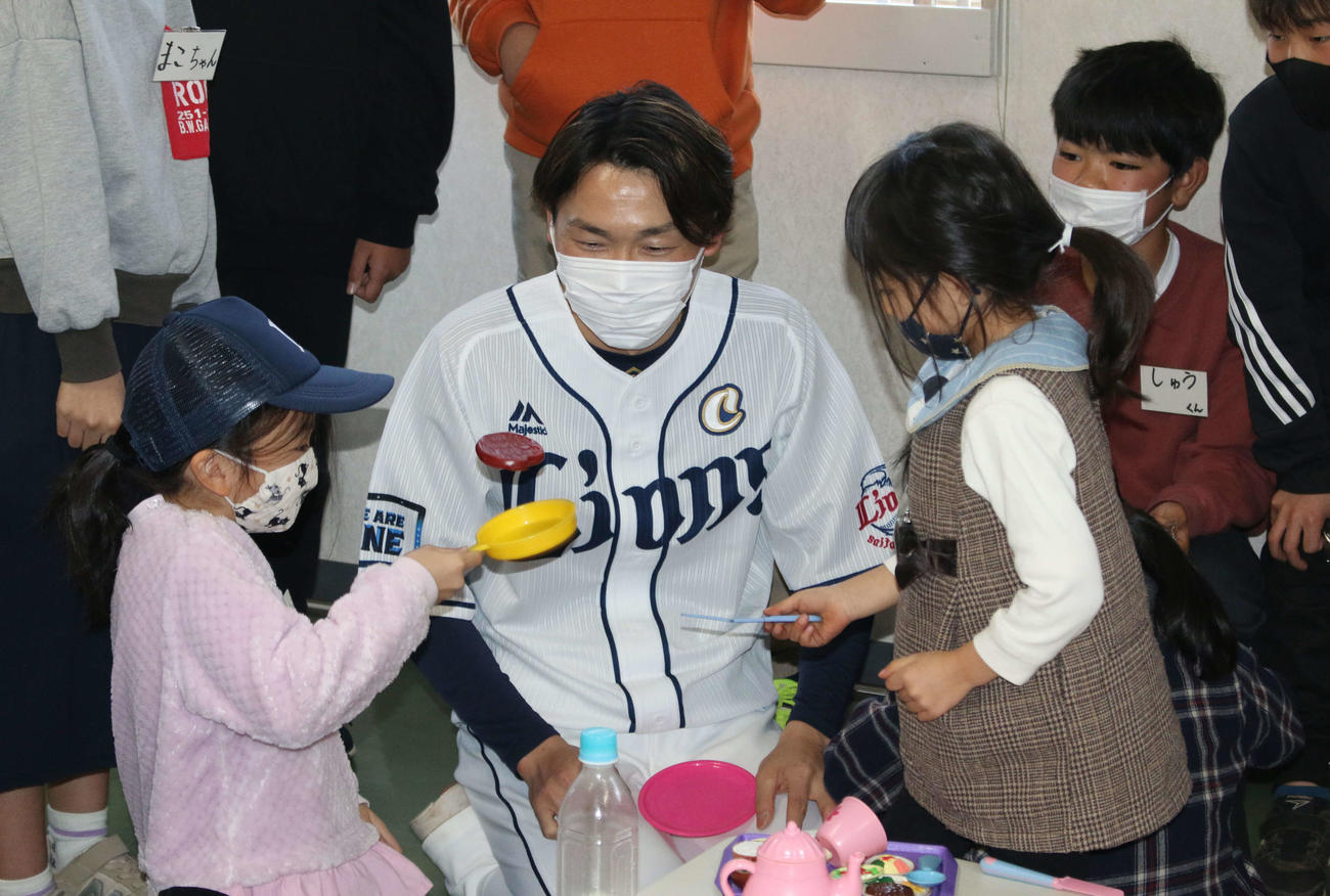 埼玉・所沢にあるコミュニティ広場「すずかめ」を訪問して子どもたちとふれあった西武源田（撮影・木下大輔）