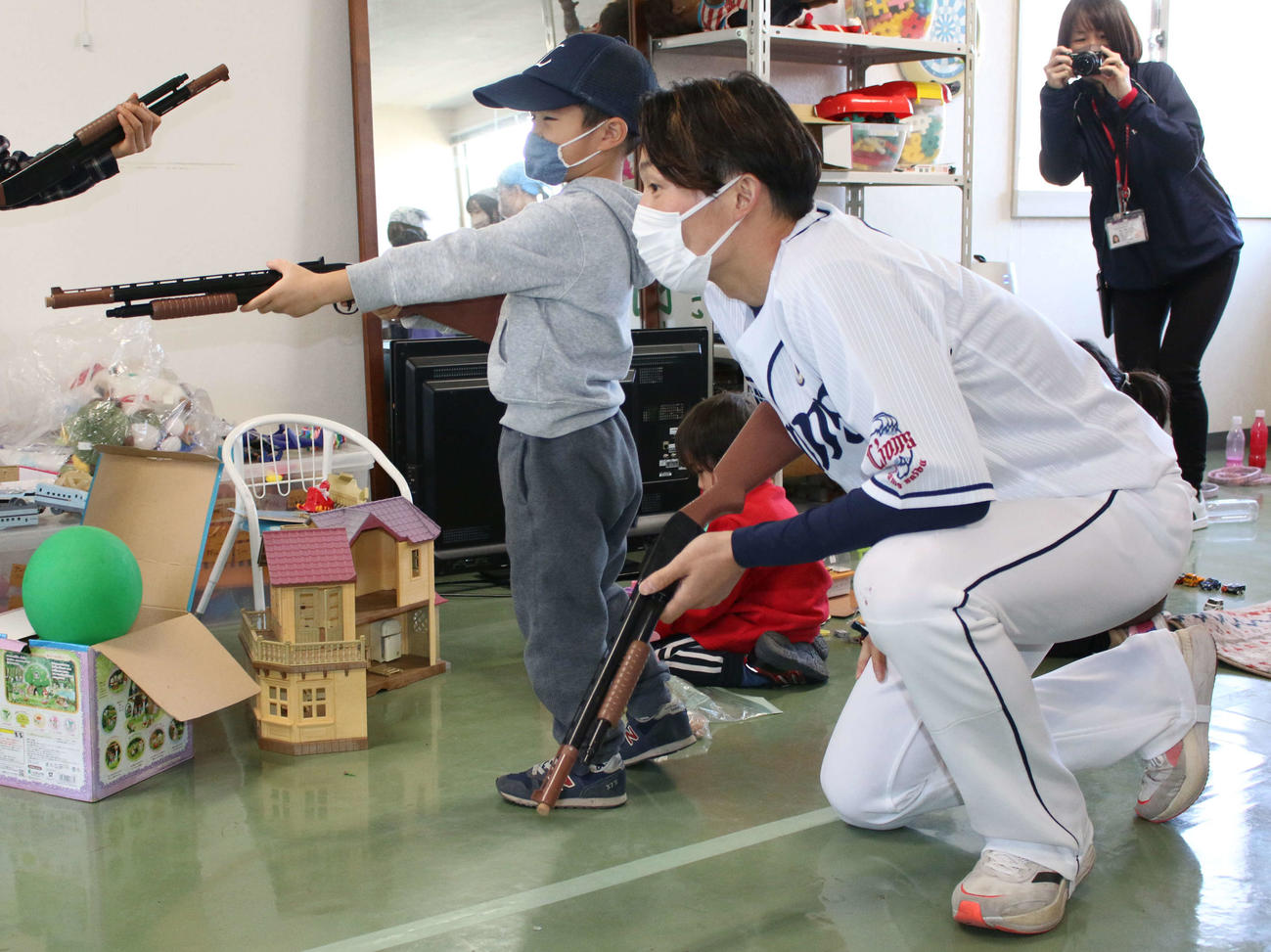 埼玉・所沢にあるコミュニティ広場「すずかめ」を訪問して子どもたちとふれあった西武源田（撮影・木下大輔）