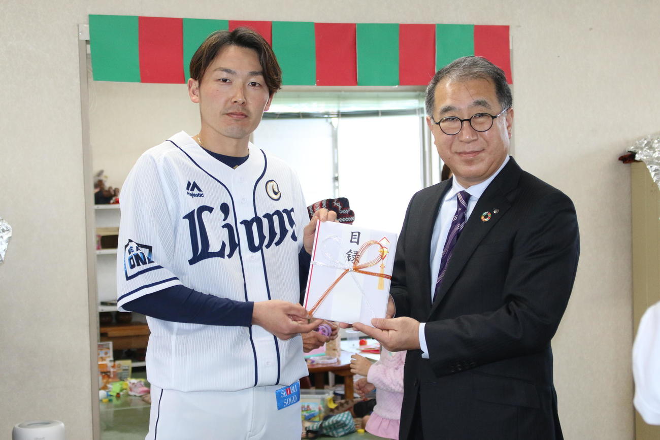 埼玉・所沢にあるコミュニティ広場「すずかめ」を訪問して社会福祉法人埼玉県社会福祉協議会に寄付金を贈呈した西武源田（撮影・木下大輔）