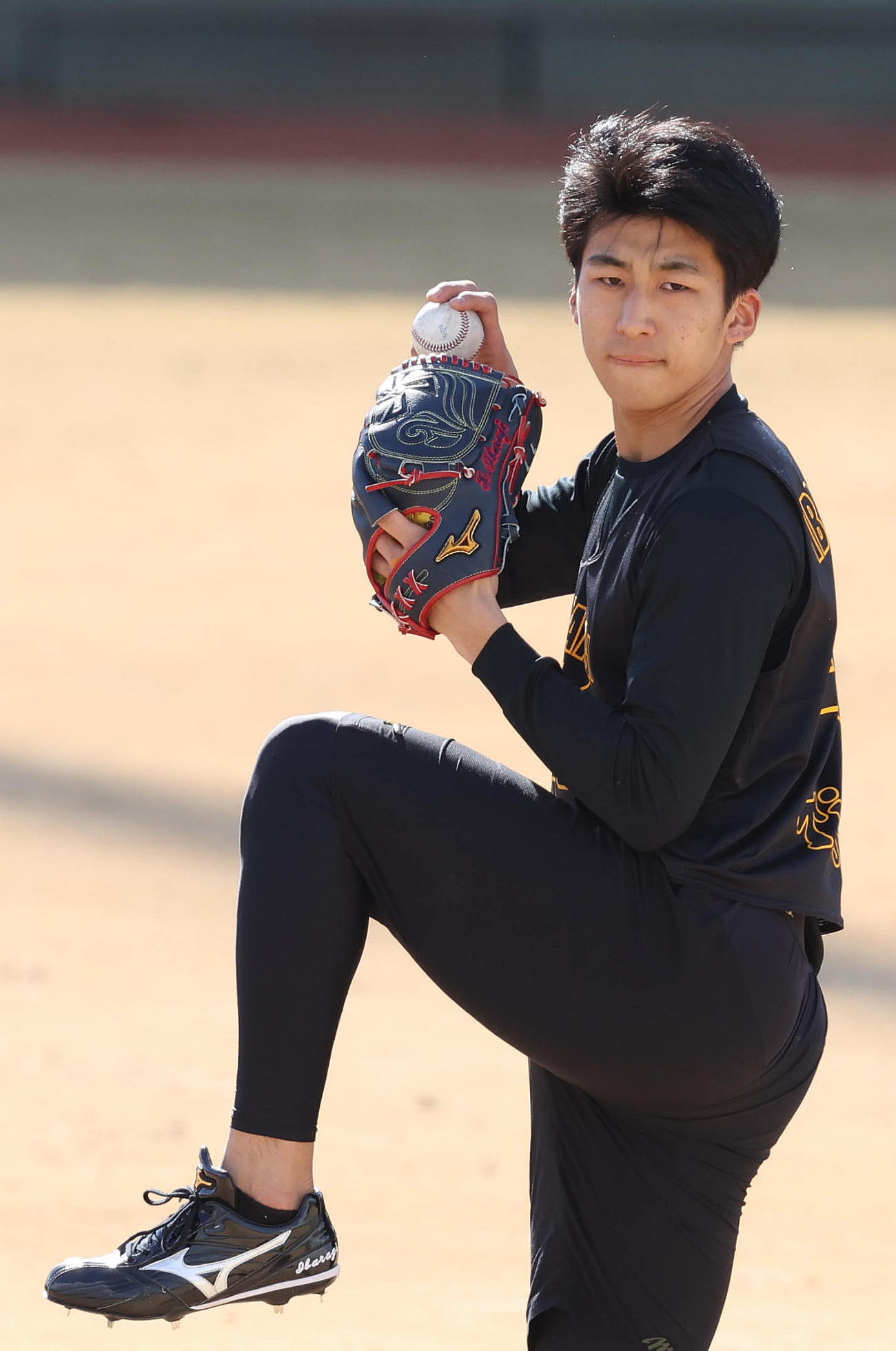 新人合同練習でキャッチボールする茨木（撮影・白石智彦）