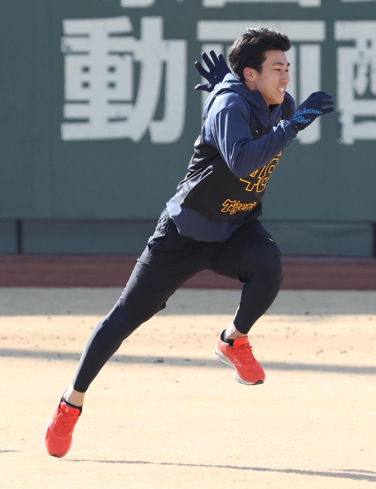 新人合同練習で跳びはねるようにダッシュする茨木（撮影・白石智彦）