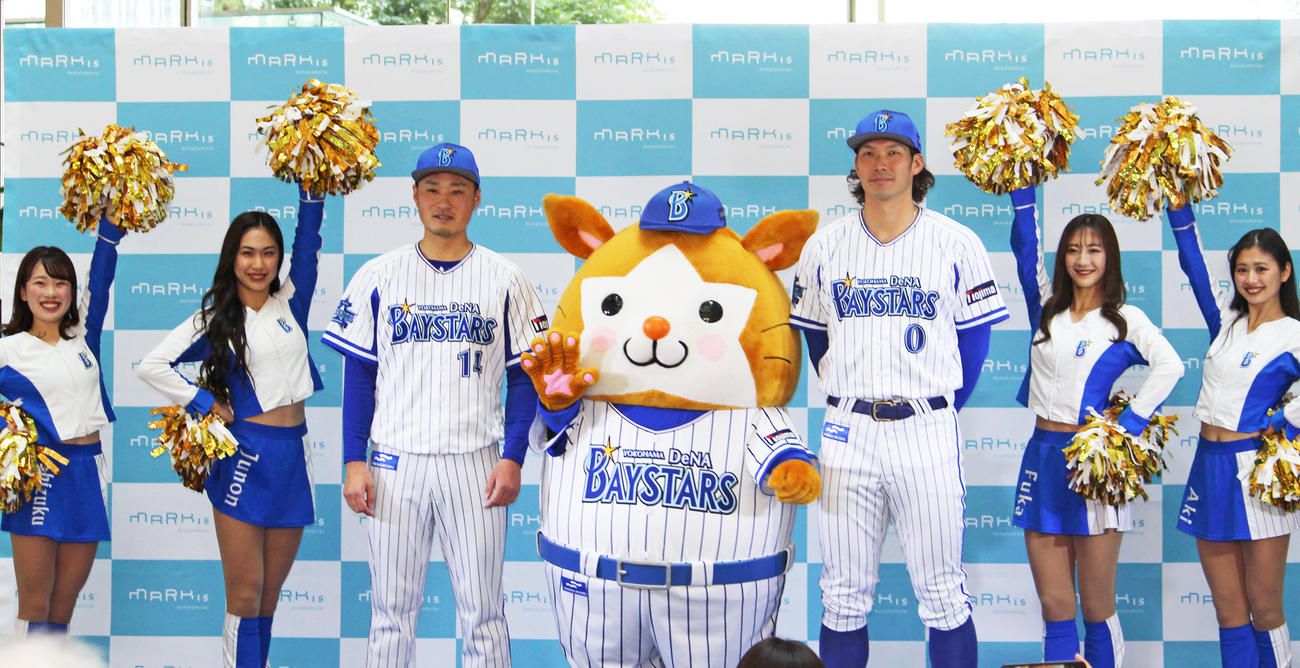 スペシャルトークショーに参加し、記念撮影するDeNA石田（左）と大田（撮影・久保賢吾）