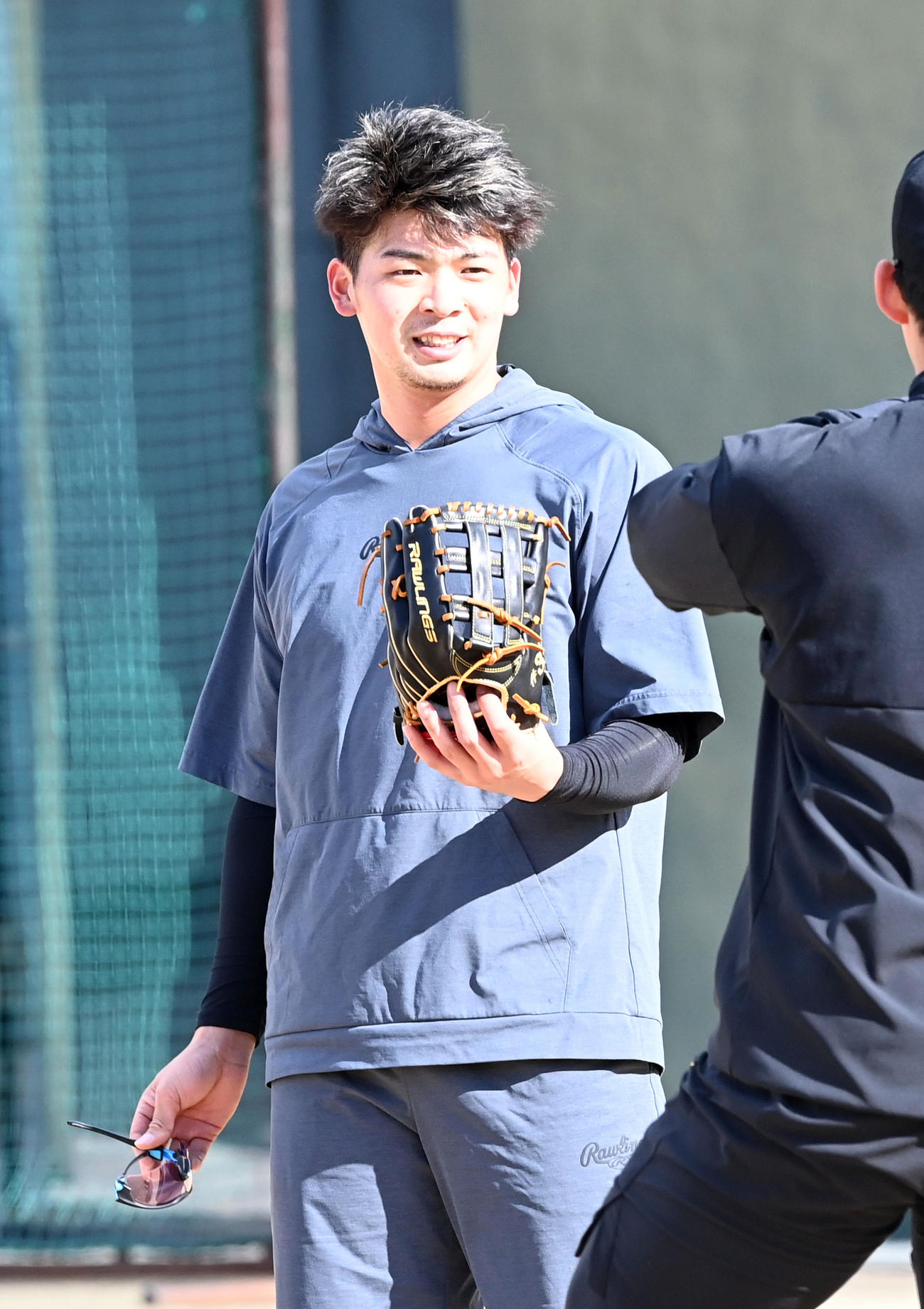 笑顔で自主トレを行う井上（撮影・前岡正明）