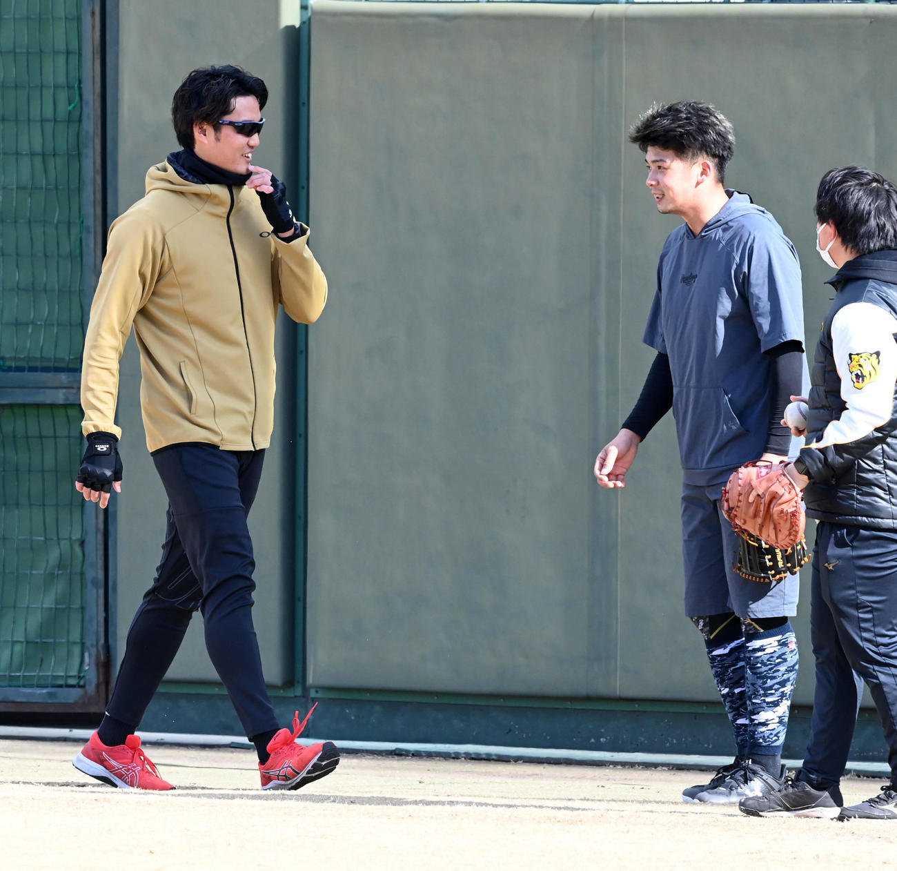 藤浪（左）にあいさつする井上（撮影・前岡正明）