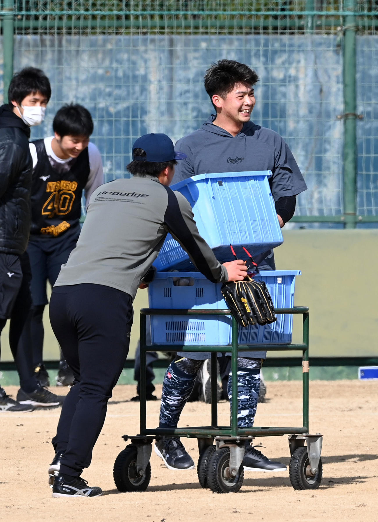 笑顔で自主トレを行う井上（撮影・前岡正明）