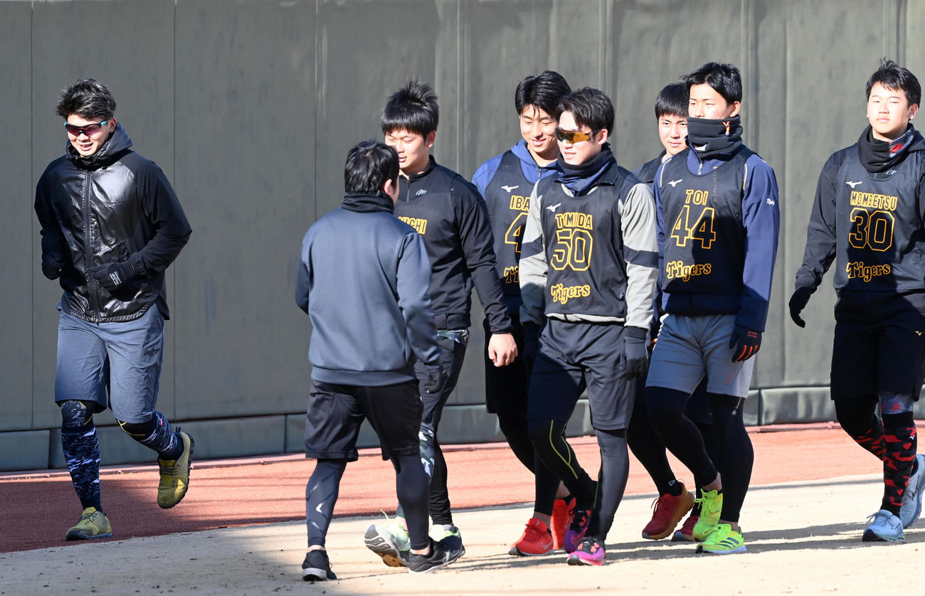 外野を走る井上（撮影・前岡正明）