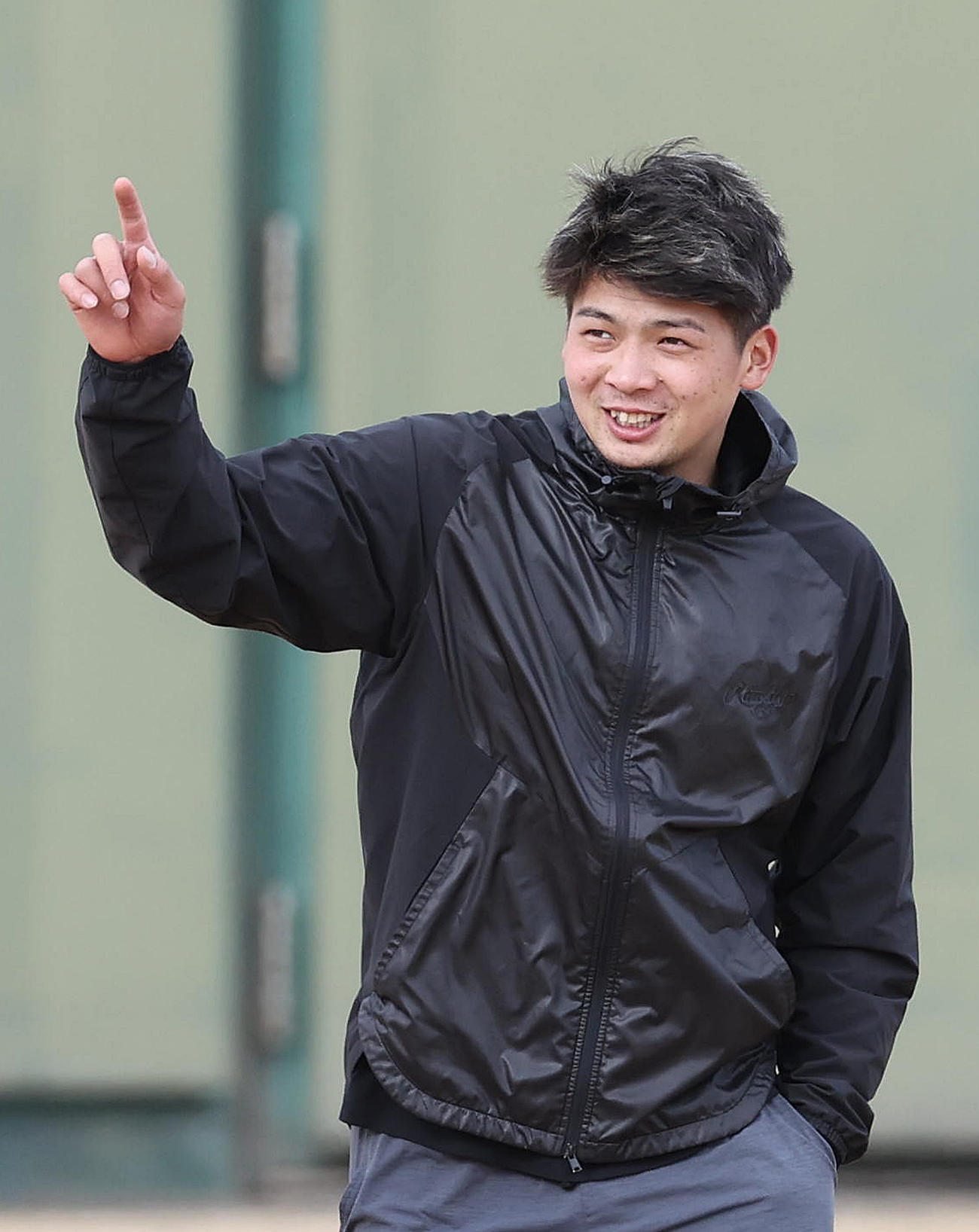 遠くを指さす井上（撮影・白石智彦）